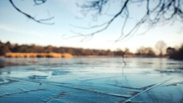 Deux adolescents sauvent un b&eacute;b&eacute; tomb&eacute; dans un lac gel&eacute;. &copy; Pixabay