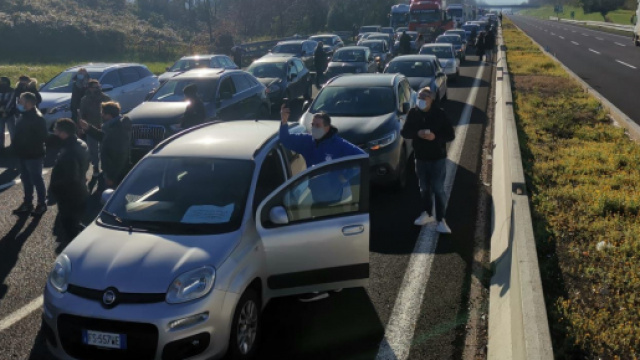 Caserta, i ristoratori protestano contro le norme Covid-19: bloccato un tratto dell'autostrada A1.