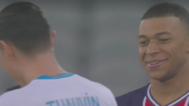 Florian Thauvin et Kylian Mbapp&eacute; avant le coup d'envoi de PSG / OM - Photo capture d'&eacute;cran match Canal+