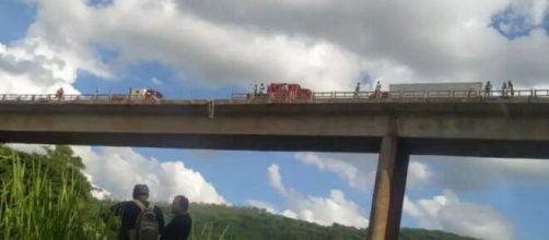 Caminhão cai da mesma ponte que foi cenário de acidente com ônibus. (Reprodução/Redes Sociais)