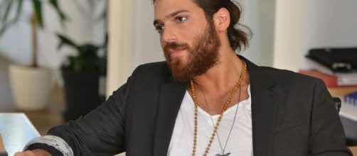Can Yaman duramente attaccato su Rai 1.