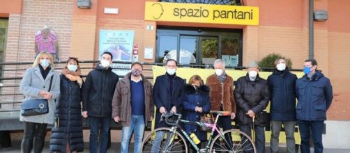 Marco Pantani: Cassani consegna a mamma Tonina la bici dell'ultimo Tour.