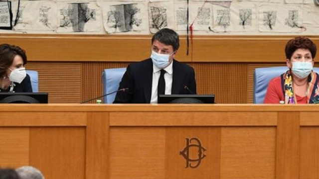 Matteo Renzi in conferenza stampa insieme a Teresa Bellanova e Elena Bonetti.