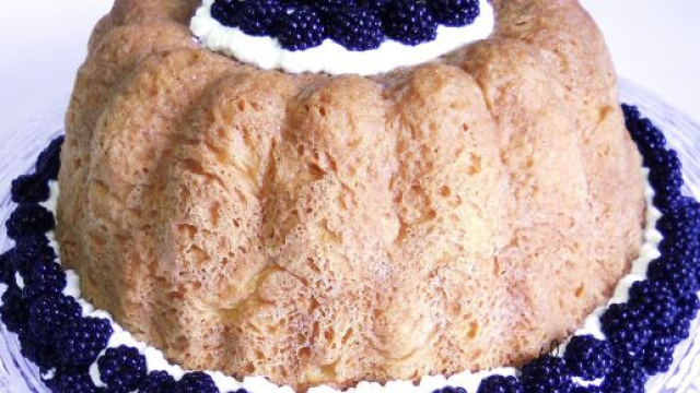 Savarin alla frutta e panna, una dolce tentazione
