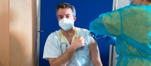 El Doctor César Carballo recibe la primera dosis de la vacuna contra el coronavirus