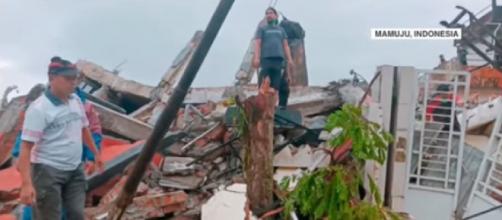 Indonesia: Earthquake kills at least 35, injures hundreds. [©WION YouTube]