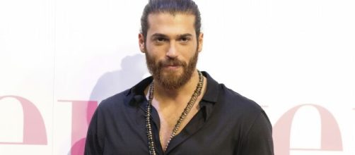 Can Yaman sbotta contro alcune fan.