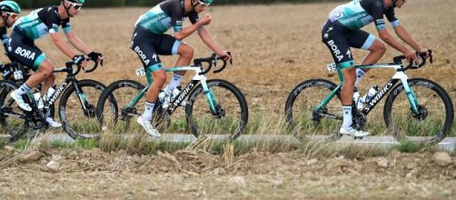 Suv investe diversi ciclisti della Bora-Hansgrohe.