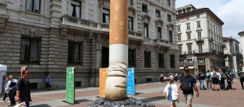 Installazione a Milano in piazza Marino per celebrare il 31 maggio la Giornata mondiale contro il fumo.