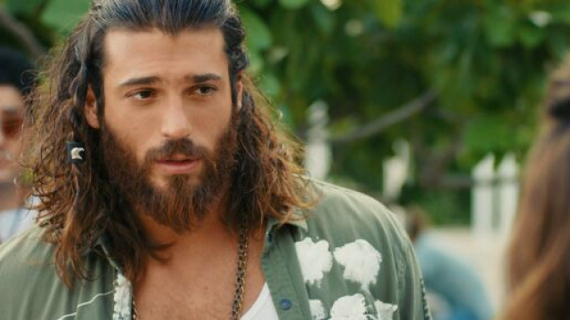 Can Yaman sarebbe stato tradito dalla sua ex donna.