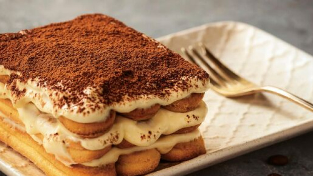 Il tiramis&ugrave; classico e con crema al pistacchio.