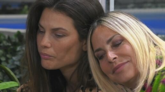 Gf Vip, lite tra Stefania Orlando e Dayane Mello: 'Sei come un virus, entri nel cervello'.