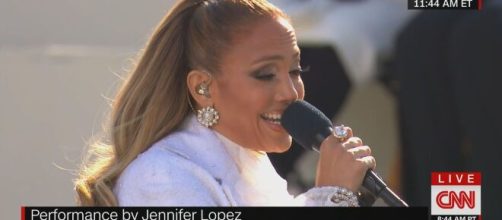 Jennifer Lopez participa de cerimônia de posse de Biden. (Reprodução/CNN)