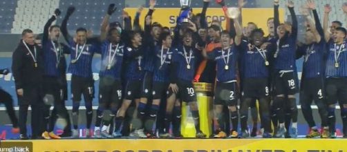 L'Atalanta alza la Supercoppa Primavera 2020-2021.