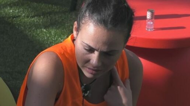 Grande Fratello Vip, Rosalinda: 'Giuliano non sente la mia famiglia da mesi'.