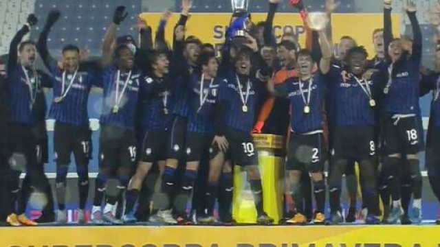 L'Atalanta alza la Supercoppa Primavera 2020-2021.