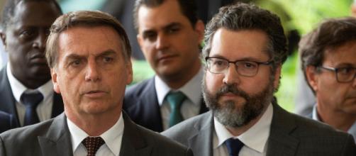 Jair Bolsonaro já estaria procurando alguém para substituir Ernesto Araújo. (Arquivo Blasting News)