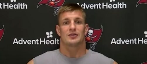Gronk on Brady’s deep throws: ‘He should stop working out, his arms are too strong’ (©Tampa Bay Buccaneers/YouTube)