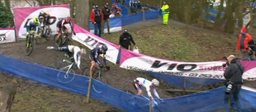 La caduta di Mathieu Van der Poel al primo giro