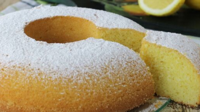 Ciambella al limone o con gocce di cioccolato, ideale per la merenda o la colazione