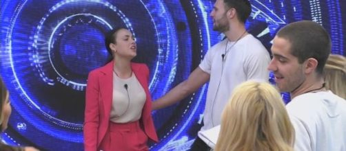 GF Vip, Samantha sprona Rosalinda a fare il prossimo passo con Zenga: 'E' proprio come te'.