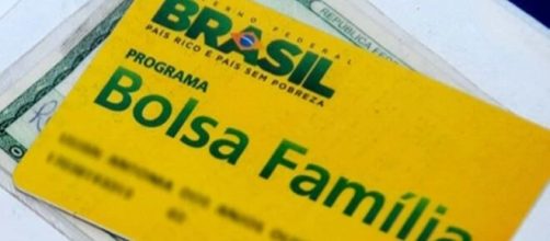 Benefício do Bolsa Família foi reajustado, segundo o ministro Lorenzoni, mas aguarda aval de Jair Bolsonaro. (Arquivo Blasting News).
