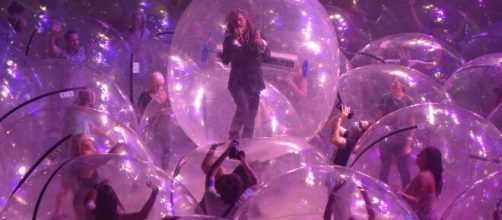 Flaming Lips realiza show com público isolado em bolhas - Olhar ... - com.br