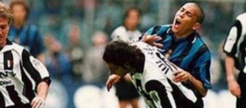 Il contatto Iuliano-Ronaldo in Juventus-Inter del 1998.