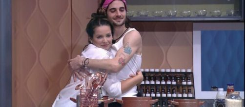 Juliette e Fiuk abraçados no "BBB". (Reprodução/TV Globo)