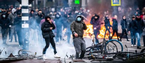 Países Bajos sufre altercados en las calles de varias ciudades por el toque de queda.