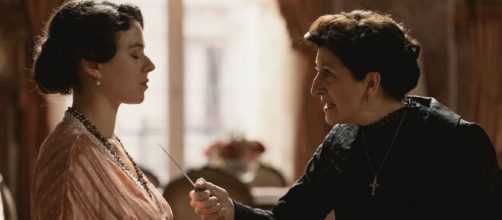 Una vita, trame Spagna: Genoveva vuole sfrattare Ursula, lei la minaccia con un coltello.