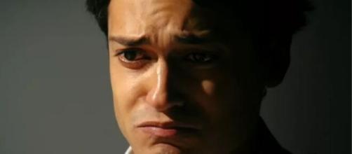 Hélio cai em lágrimas em "Flor do Caribe". (Reprodução/TV Globo)