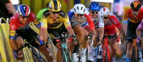 La caduta provocata da Groenewegen al Giro di Polonia.