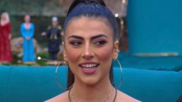 GFVip, Giulia corteggiata dall'ex Abraham: 'La amo, entrerei in casa per portarmela via'.