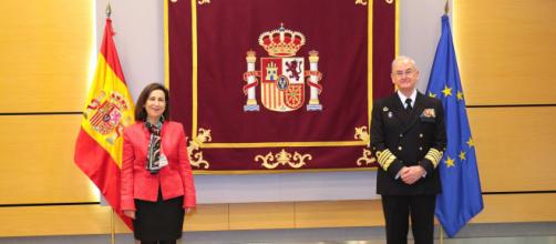La ministra junto al almirante López Calderón tras tomar este posesión como nuevo JEMAD