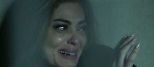 Bibi chora após apanhar em "A Força do Querer". (Reprodução/TV Globo)