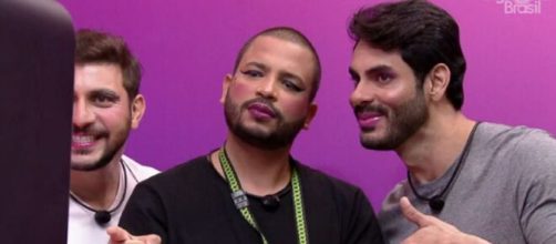 Homens são maquiados por mulheres no 'BBB21'. (Reprodução/TV Globo)