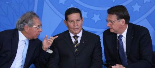 Declaração de Mourão sobre troca de ministros incomoda Bolsonaro. (Arquivo Blasting News)