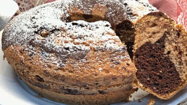 La ciambella bicolore è perfetta per la colazione o la merenda