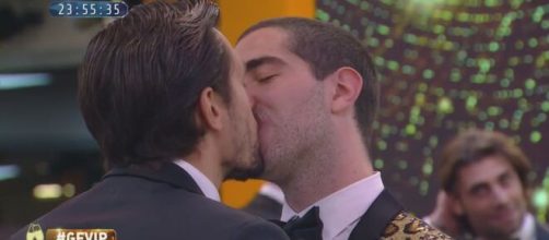 GF Vip, il bacio tra Andrea e Tommaso Zorzi.