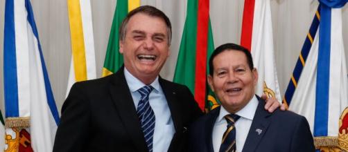 Ex-assessor de Mourão disse que Bolsonaro iria sofrer impeachment porque erra demais. (Arquivo Blasting News)