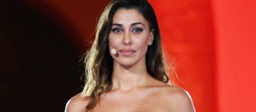 Belen Rodriguez brinda sui social con un bicchiere di vino, critiche: 'Sei incinta, non puoi bere alcol'.