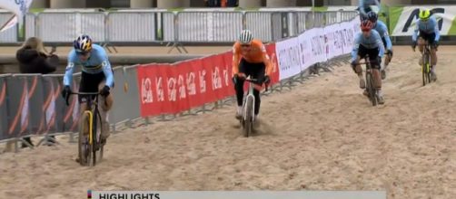 Passaggio sulla sabbia ai Mondiali di ciclocross di Ostenda.
