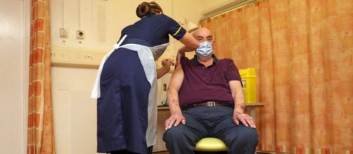 Brian Pinker, de 82 años, ha sido el primero en recibir la vacuna en el Reino Unido