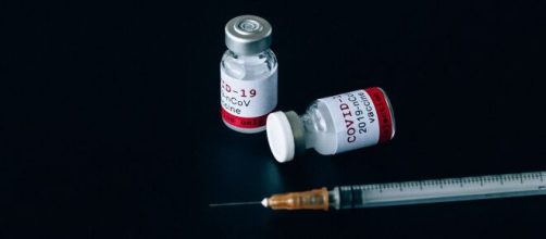 Índia deve barrar exportação de vacina da AstraZeneca contra a Covid-19 fabricada no Serum Institute. (Arquivo Blasting News)