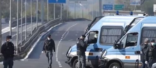 Un posto di blocco durante una fase di divieto dei spostamenti.