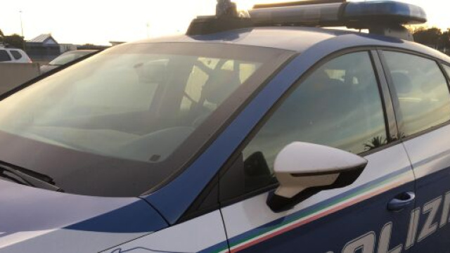 Latina, resti umani trovati sulla spiaggia: indagini in corso.