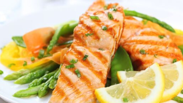 Salmione alla griglia con salsa.