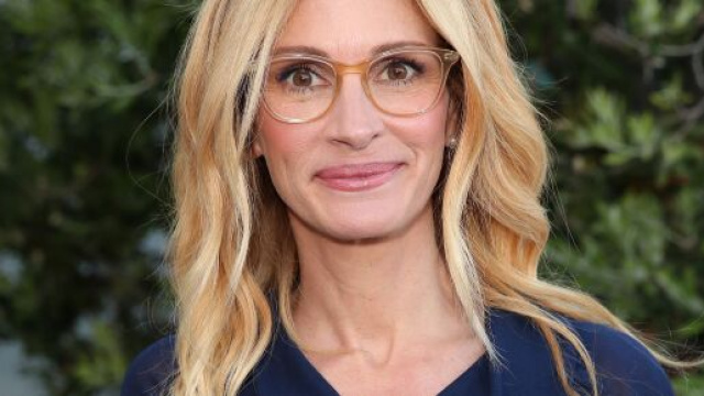 Julia Roberts non rinuncia alla sua bellezza naturale e conquista copertine in tutto il mondo.
