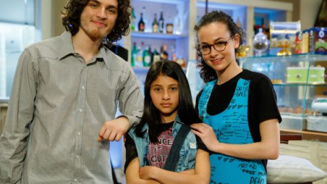 Un posto al sole, spoiler all'8 gennaio: Alex riceverà un'offerta di lavoro all'estero.